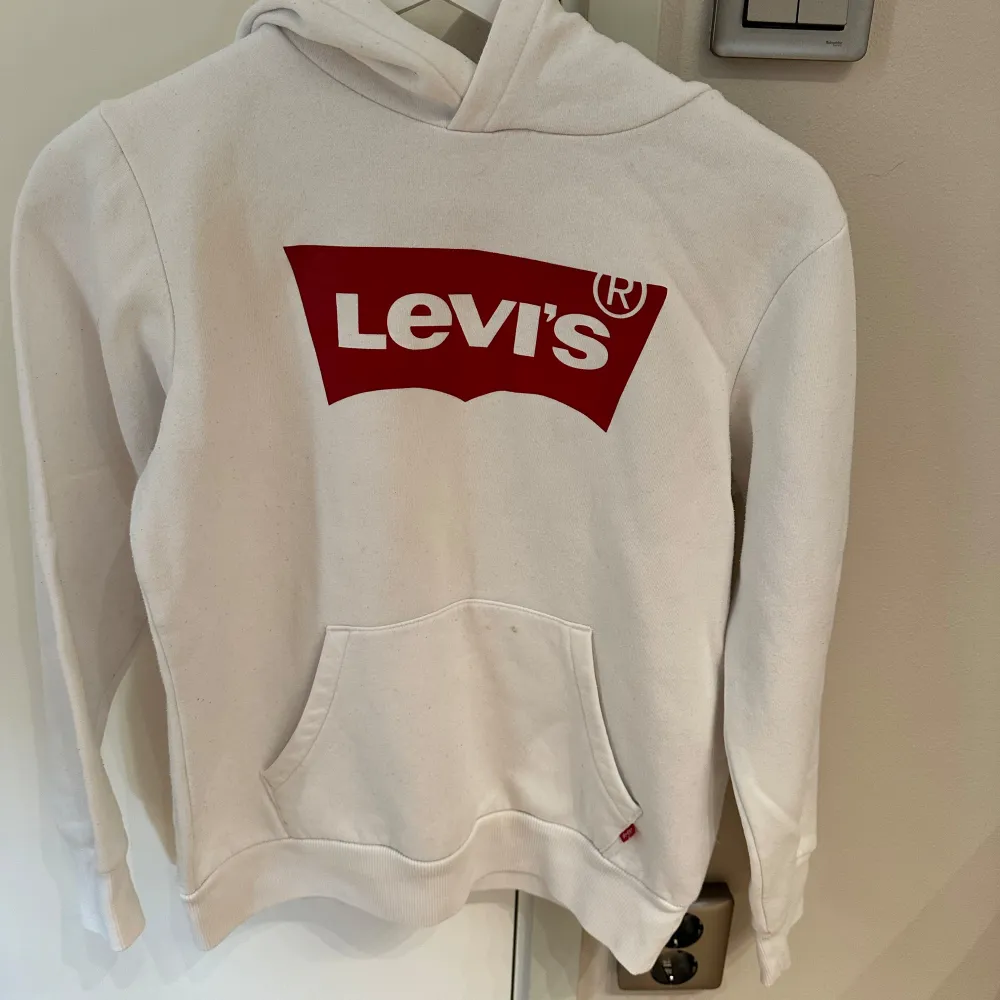 Levis  Hoodie vit  Använd ett par gånger   Pris kan diskuteras . Hoodies.