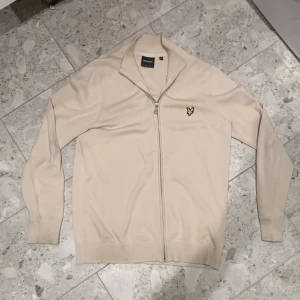 Lyle & Scott Zip - Använda ej längre  Kom med bud kan ta lågt köpt på lyle Scott för 1500kr