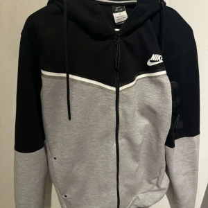 Nike tech  - Grå Nike tech dress i mycke fint skick, endast använd några gånger 