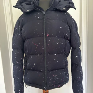 NVLTY jacka  - Säljer en mörkblå pufferjacka från NVLTY med färgstä. Jackan är väldigt varm och perfekt för vintern. Jackan är använd bara någon enstaka gång. Köpt för 1900kr mitt pris 600kr
