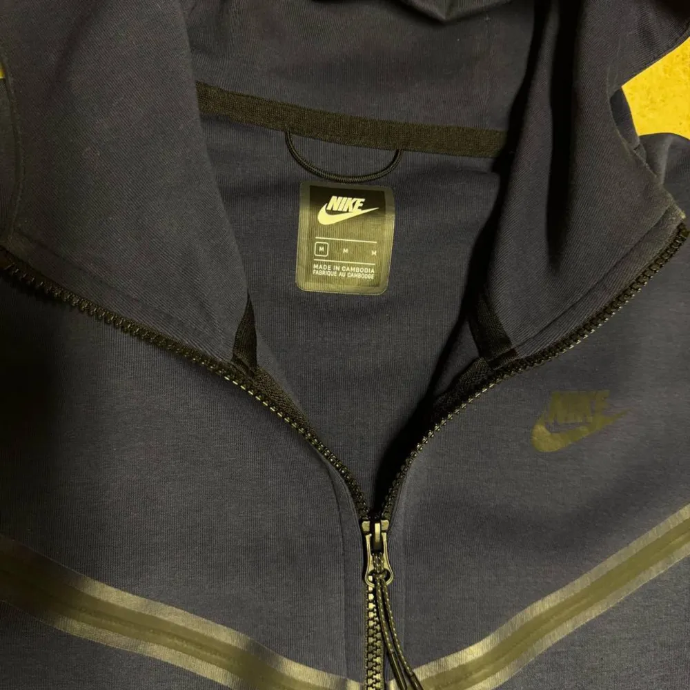 Nike tech fleece i mycket bra skick . Hoodies.