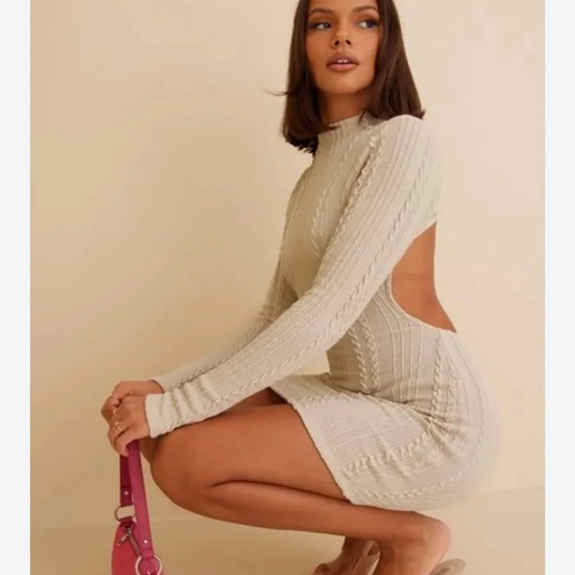 Beige stickad klänning med öppen rygg