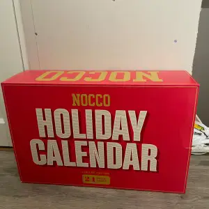 Säljer en röd Holiday Calendar från NOCCO, perfekt för att räkna ner dagarna till jul. Denna limited edition-kalender har 24 luckor, en för varje dag fram till julafton. OBS KOM MED BUD. KOMMER EJ SKICKAS OM DU TRYCKER PÅ KÖP NU. HÖGST BUD VINNER CHANSEN ATT FÅ KÖPA. BUD STARTAR PÅ 700