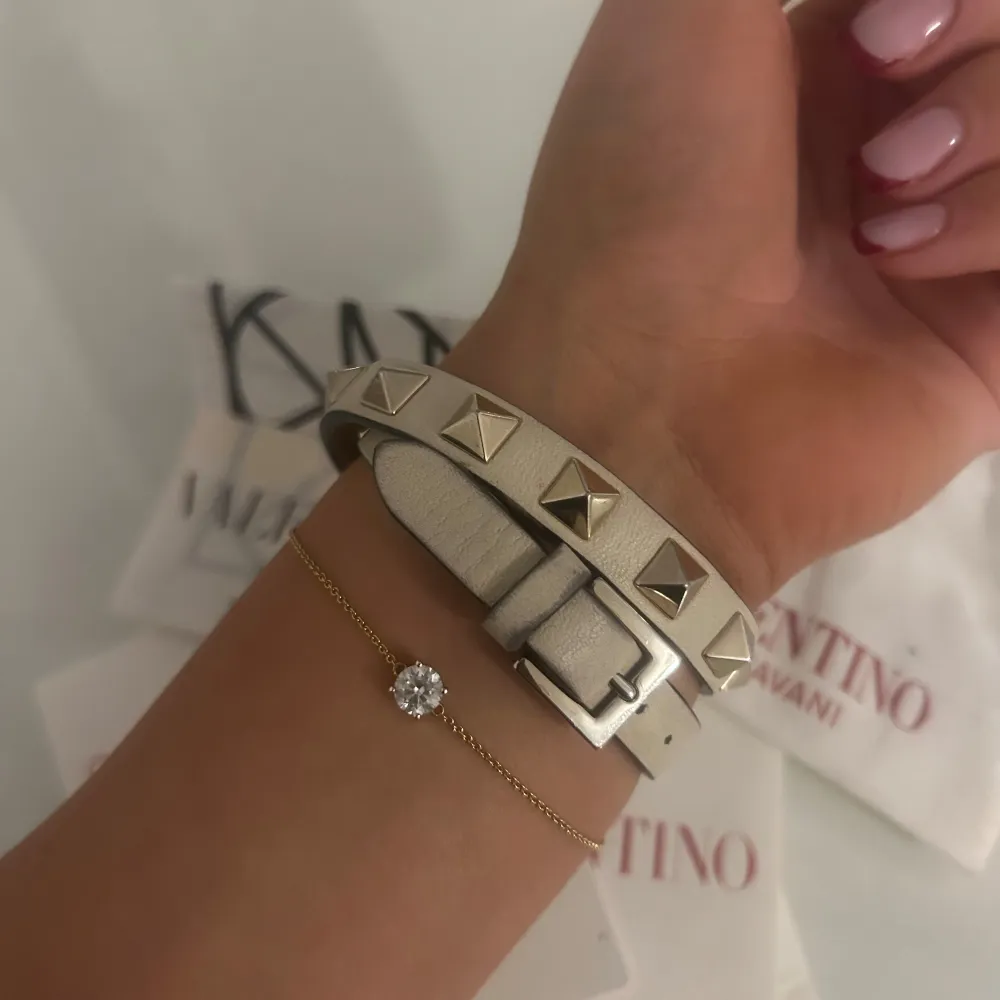 Säljer mitt superfina valentino armband i toppskick! Färgen LIGHT IVORY! Allt medföljer utom boxen då jag inte hittar den tyvärr. Köptes på NK för 3375kr (se kvitto sista bilden) Mitt pris 2775! . Accessoarer.