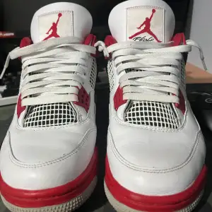 Säljer ett par Jordan 4 og fire reds,använda bara 4-5 gånger vill sälja dom för att dom var för stora och fick skavsår , själv har jag storlek 42 men jag köpte dom i storlek 43 så det kan vara anledningen. Men dom är i jättebra skick och är nya. Ny pris: 5599kr priset kan diskuteras.