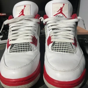 Nike air Jordan 4 Fire red - Säljer ett par Jordan 4 og fire reds,använda bara 4-5 gånger vill sälja dom för att dom var för stora och fick skavsår , själv har jag storlek 42 men jag köpte dom i storlek 43 så det kan vara anledningen. Men dom är i jättebra skick och är nya. Ny pris: 5599kr priset kan diskuteras.