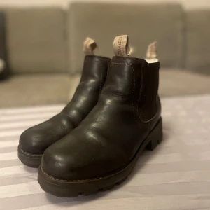 Shepherd Chelsea boots  - Shepherd of sweden cissi chelsea boots i moro.     Fårskinnsfodrade boots i läder, köpt förra året på burmans använd knappt en vinter då dom är för små för mig (var den enda stl som fanns då så chansade) inga skador på läder eller tyg men fått några veck, behandlad med lädervax. Köpt för 2000kr