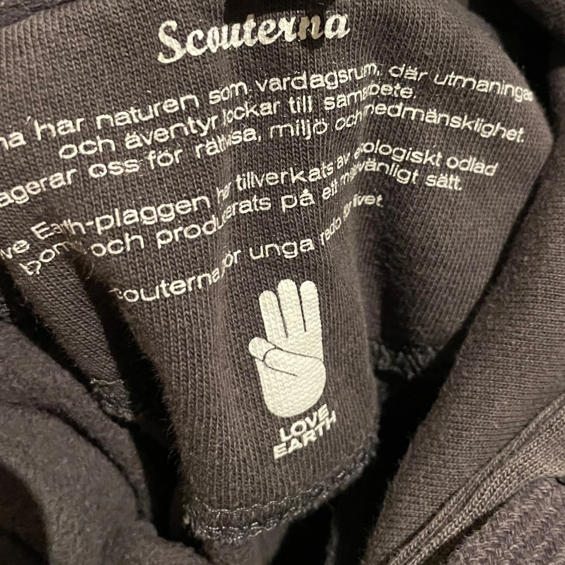 Svart hoodie från Scouterna - 91