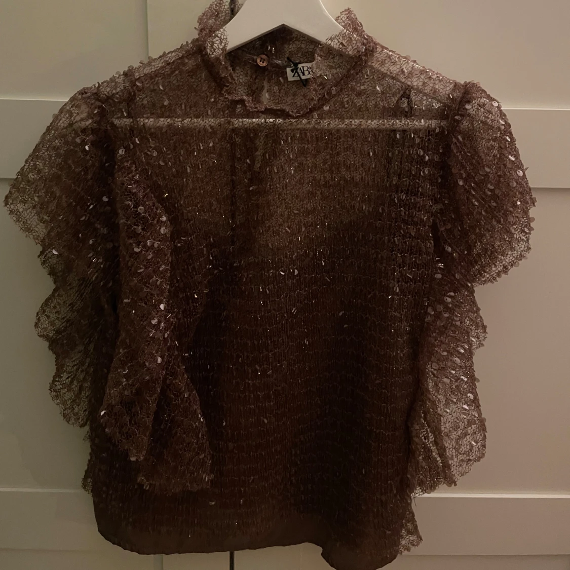 Glittrig mörklila blus från Zara