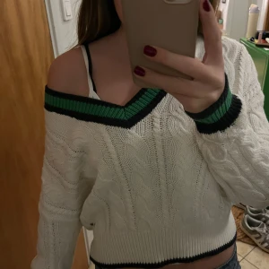 Off the shoulder stickad tröja - Super snygg stickad “off the shoulder” top i super bra skick från Pepe Jeans🧸🤍så bra kvalitet och passar till allt 