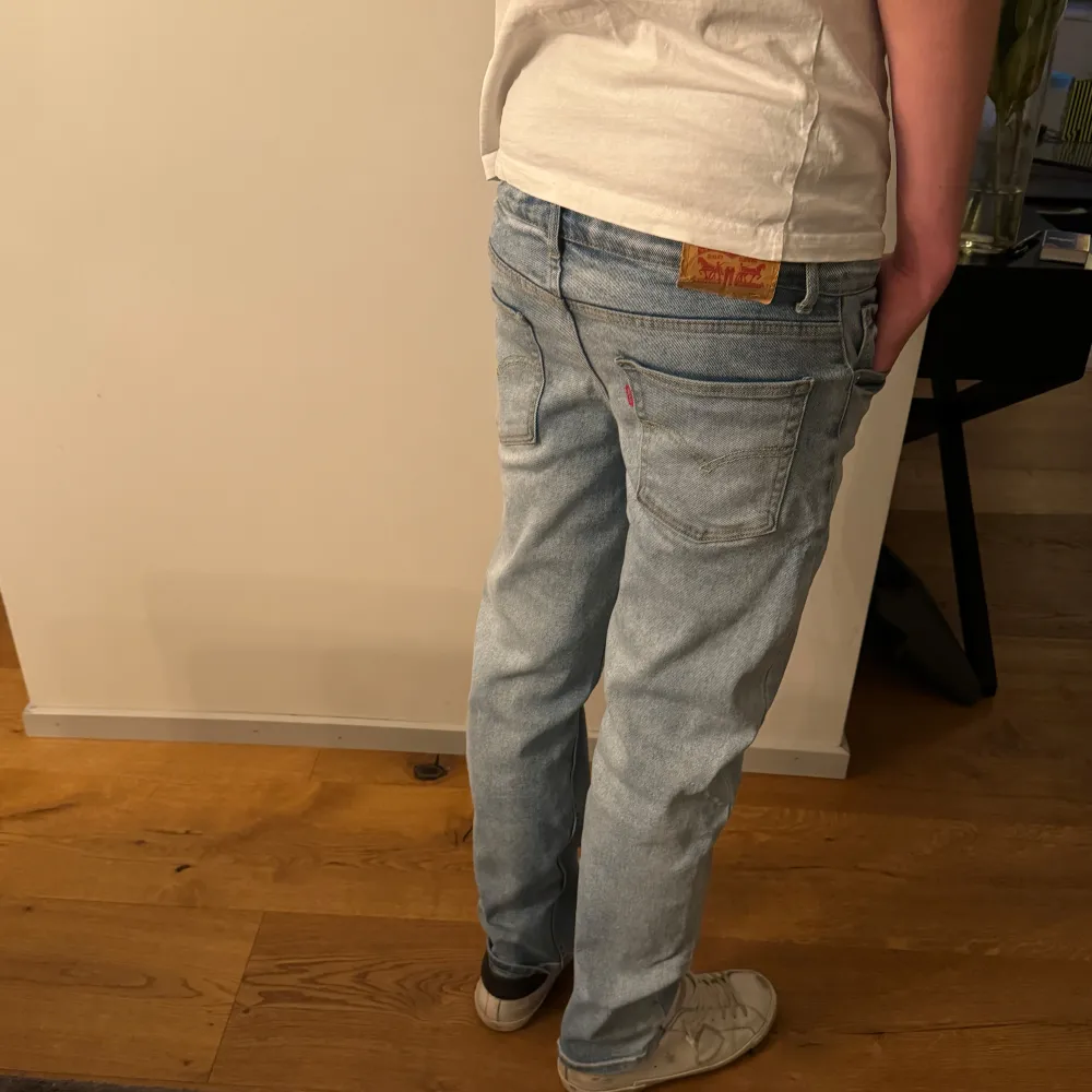 Säljer ett par ljusblå Levis jeans i bra skick. De har en klassisk straight passform. Storlek 176 men skulle säga att de passar till 185. Jeans & Byxor.