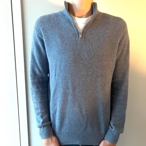 Soft goat half zip - 100% kashmir i väldigt bra skick, lite nopprig. Storlek S. Ljusblå.