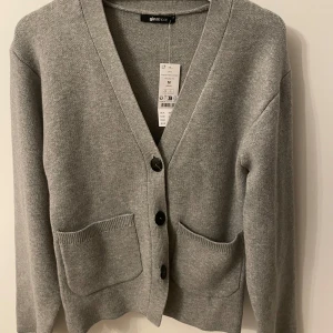 Gina tricot kofta  - Helt ny tröja från Gina tricot, helt slutsåld i butik och på nätet