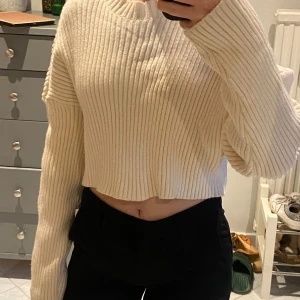 Croppad stickad tröja  - Säljer denna croppade stickade tröjan från Zara då jag inte får någon användning av den. Den är aldrig använd och är därför i nyskick 