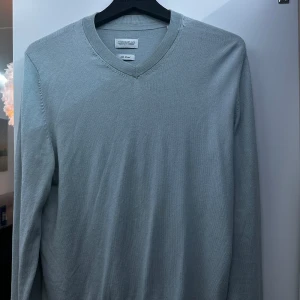 Ljusblå tröja från These Glory Days - Säljer en stilren ljusblå tröja från These Glory Days i silkblandning. Tröjan har en v-ringad design och långa ärmar, perfekt för både vår och höst. Den är i mycket bra skick och passar till både vardag och fest. Supermjuk och bekväm!