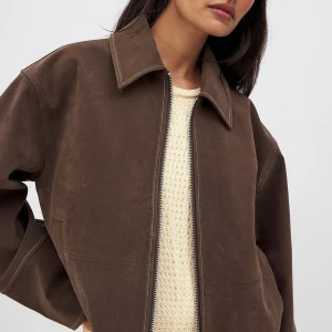 Helt Ny Slutsåld Brun Jacka i fuskmocka med dragkedja NAKD - Säljer denna oanvända snygga slutsålda jackan från NAKD. Inköpspris 1199kr.