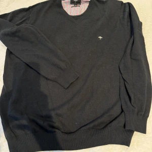 Finstickad tröja från Fynch-Hatton Navy - Säljer en stilren svart tröja från Fynch-Hatton. Tröjan har en klassisk design med v-hals. Finstickad - superfine cotton. Normal passform. Perfekt för både vardag och lite finare tillfällen. Aldrig använd, som ny. 