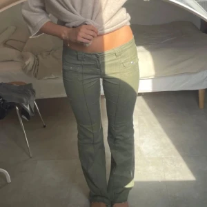 Populära H&M-jeansen - Jag säljer nu dessa jättesnygga, oslitna, populära jeansen! Detta då jag köpte de begagnat, men passade inte riktigt som jag ville:/ OBS: de är uppsprättade längst ner, för att göras längre. Skriv för mer frågor💕!!BILDER FRÅN FÖRRA ÄGAREN!!