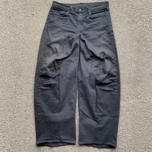 Baggy Flared Jeans - Svarta handgjorda baggy flared jeans med dubbla bakfickor och distressed detaljer.  Storlek 34/34 Midja: 45,5cm Längd: 110cm Benöppning: 28cm