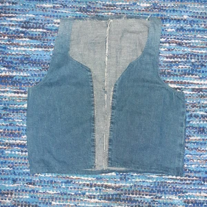 Denimväst - Söt liten denimväst som jag har sytt själv av gamla jeans! Har ingen knäppning utan bärs öppen.