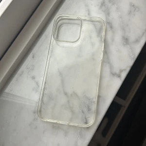 Skal  - iPhone 14 PRO Max skal, genomskinligt, knappt använt de då de är inte skal jag gillar 