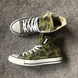 Tja säljer dessa för feta Converse chuck taylor i storlek 41! Skick:9,5/10! Kom pm för mer info elr bilder! 