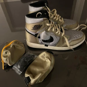 Air Jordans 1 Utility Neutral Olive - Äkta Jordans Air Jordan 1 Utility Neutral Olive i storlek 44. De är använda vid ett tillfälle. Kommer med tillbehör (se bilderna, bland annat extra skosnören). Super fina 💚
