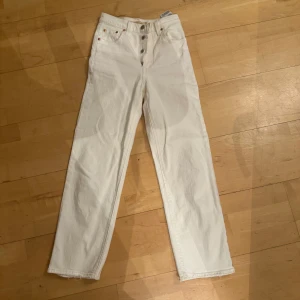 Jeans  - Jeans från Levis som nya! Använt kanske 3 gånger. Högmidjade. Dom är inte genomskinliga!!