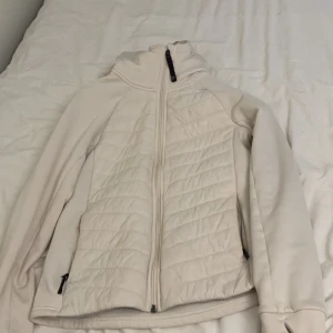 Träningsjacka  - Jacka från didriksons. Använd endast en gång. Väldigt varmt. 
