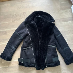 Vinterjacka  - Superfin jacka från märket pull&bear. Strl S Nästan som ny då den endast är använd ett fåtal gånger. Nypris: 899 kr 