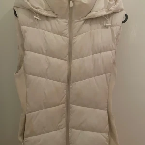 Vit zara väst - Västen är perfekt för både hösten och våren. Den har använts ett par gånger och är i bra skick.