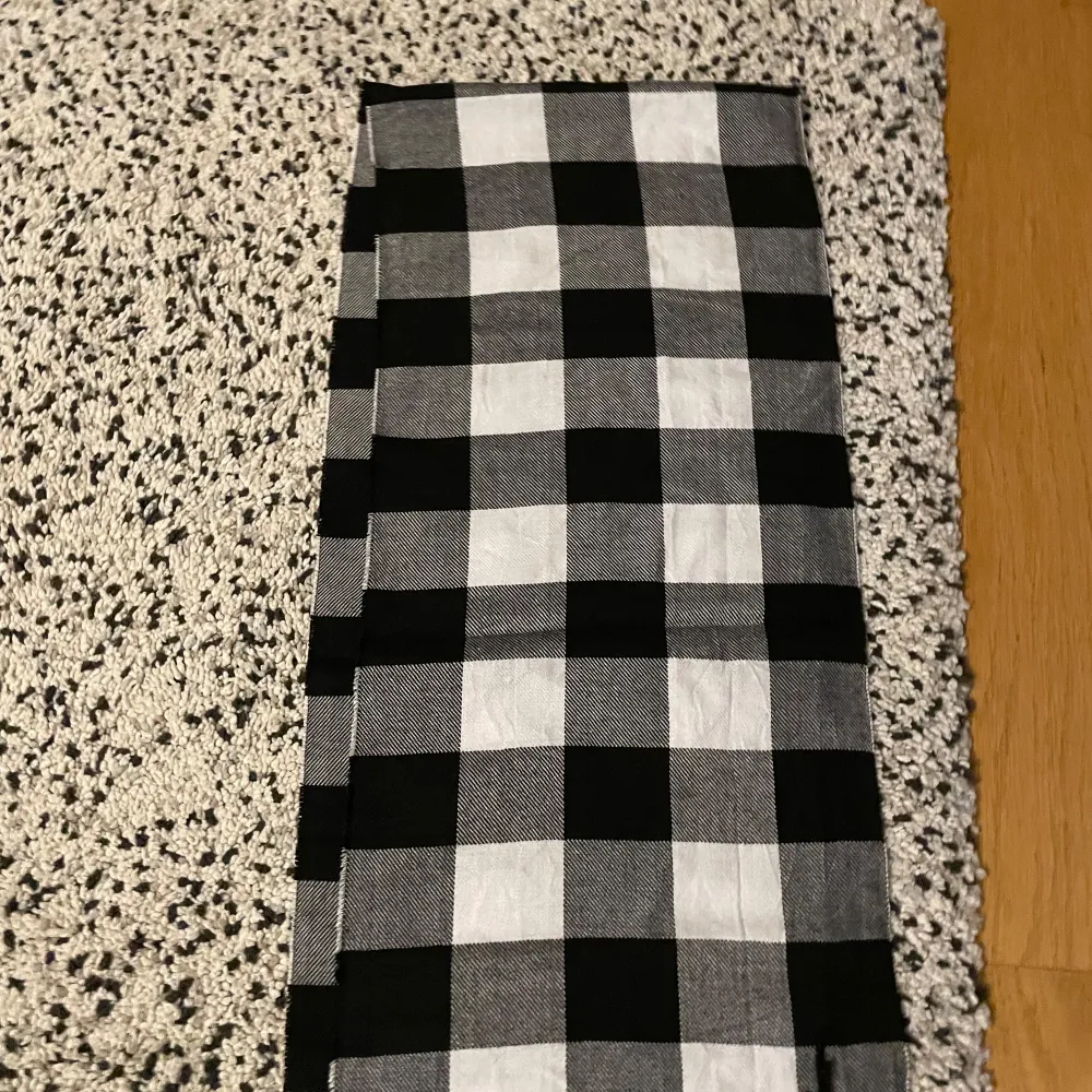 Helt oanvänd halsduk/scarf perfekt nu till vintern för att se extra stilig ut och skydda dig mot kylan ❄️🧊. Övrigt.