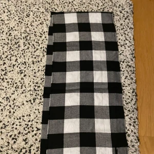 Halsduk 🧣 - Helt oanvänd halsduk/scarf perfekt nu till vintern för att se extra stilig ut och skydda dig mot kylan ❄️🧊