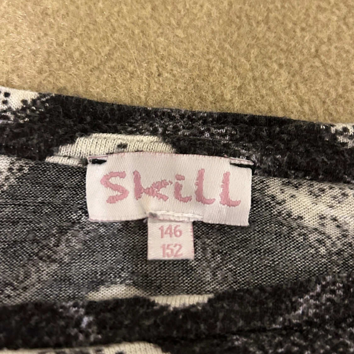 Svartvit mönstrad tröja från Skill - 90