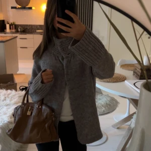 Grå polo krage - En jättefin kofta som man knäpper i halsen🧡🍁🍂