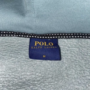 Ralph lauren zip - Ralph Lauren-tröja som knappt är använd! Bara använd några gånger, så den är nästan som ny. Säljer den eftersom den börjar bli lite liten för mig. Perfekt för dig som vill ha en fin tröja från ett känt märke till ett bra pris.