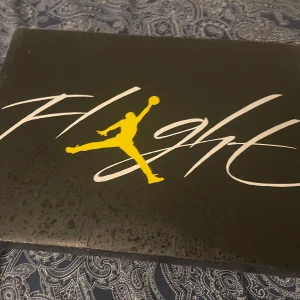 New Air Jordan 4 Yellow Thunder - Air Jordans 4 Retro Thunder för män och kvinnor Original Sneakers 40. Nya skor som aldrig har använts! Kontakta mig för fler bilder eller informationer! 🫶🏾