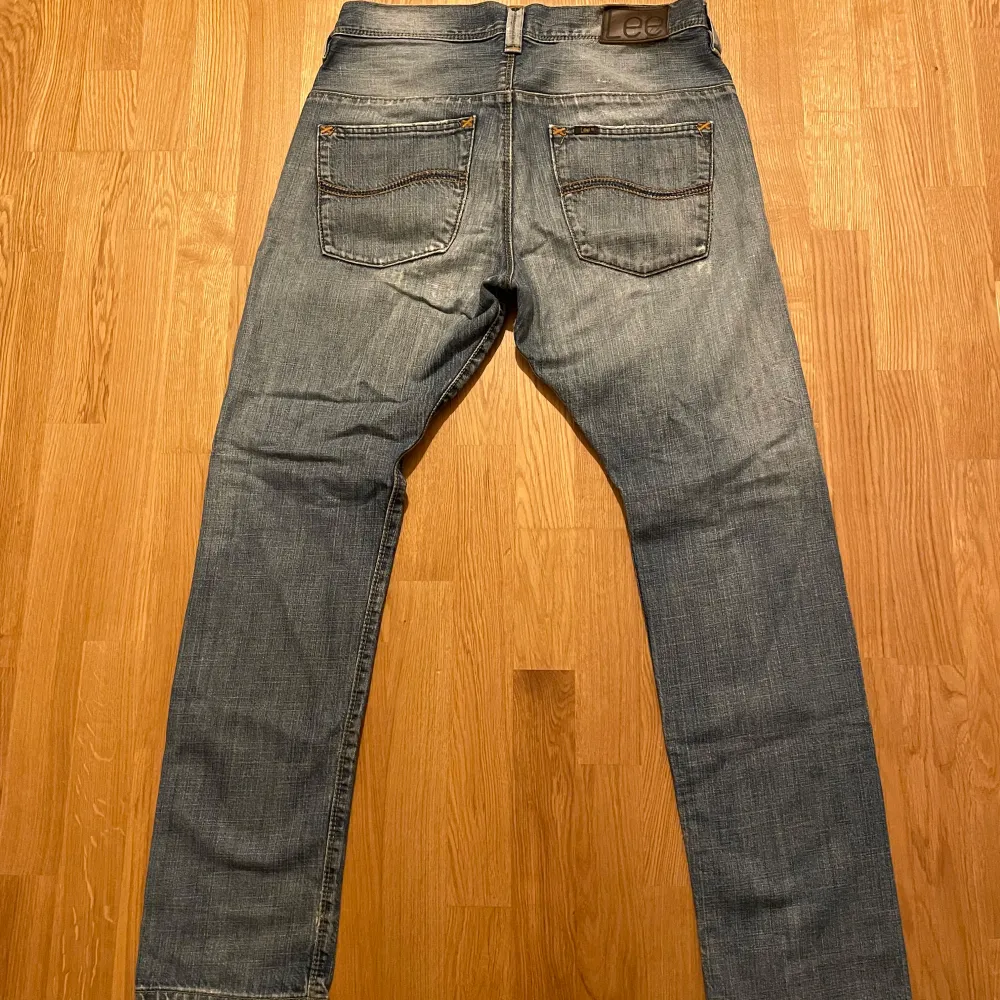 Vintage Lee jeans med slits i mitten, W31 L34, cond: 8/10. Hör av vid intresse!. Jeans & Byxor.