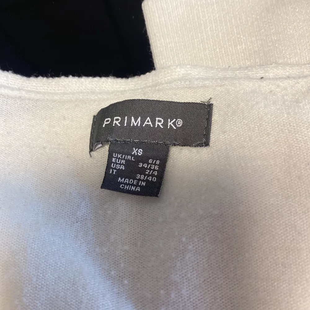 Säljer en vit tröja från Primark i storlek XS. Den är supermjuk och har en v-ringad design med långa ärmar. Perfekt för både vardag och lite finare tillfällen. Passar bra till jeans eller kjol. 🕊️. Neuletakit & Villapaidat.