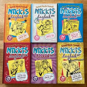 Bok nr 3,4,5,6,7,8 i serien Nickis dagbok Ursprungspris 1015kr Roliga barn/ungdomsböcker som handlar om tånåringen Nicki och skrivs dagboksform