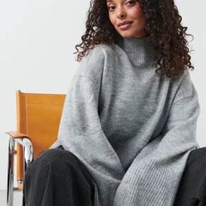 grå stickad tröja - säljer denna jätte fina gråa stickade tröjan från Gina Tricot! Slutsåld både i webben och i butik. Skönt material och använt cirka 5-6 gånger. Fortfarande i ny skick 🤍 kan skicka fler bilder om intresserad! 🙃 köpt för 360 kr!