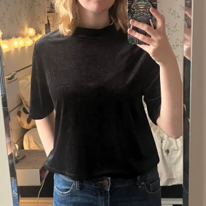 Plysch tröja - En svart high neck tröja av plysch! ✨️🍒 Den är ganska kort.  Meddela gärna om du har frågor!!