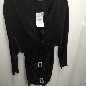 Zara klänning - Ny Svart kort klänning från Zara i siden tyg 