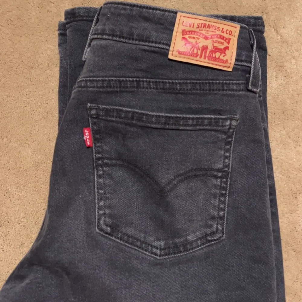 Jag säljer mina jättefina Levis jeans då dem inte kommer till användning längre. Dem är i st 27/ 34 och passar folk med st S/36. Dem är även i väldigt bra skick o knappt använda. Säljer för 500 kr då original priset är 1100 men pris kan även diskuter. Jeans & Byxor.