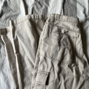 Cargobyxor - Vita/beiga cargobyxor i bra skick! Jeanslinnande material