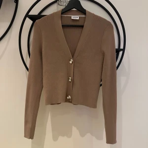 Stickad kofta - Säljer denna fina stickade kofta från Noisy may i storlek M. Väldigt fint skick, använd endast en gång.