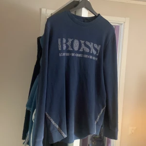 Hugo Boss Crewneck/Hoodie - Hej! Säljer nu denna Hugo boss tröjan då jag helt enkelt tröttnat på den. Inga defekter på tröjan. Strlk M i herr. Köpt för 1600kr 