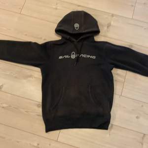 Storlek S Sail Racing hoodie som är för liten för mig nu. Ganska solblekt så lite brun av sig därav priset