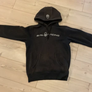 Sail Racing hoodie  - Storlek S Sail Racing hoodie som är för liten för mig nu. Ganska solblekt så lite brun av sig därav priset