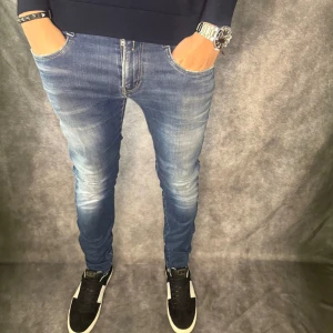 Replay anbass jeans  - // Replay anbass jeans med fabriksgjord slitning i knät  | Storlek W29/L32 (sitter som 30/32) | Benlängd: 102cm / Midja: 38cm | Nypris runt 1800kr | Kontakta för fler frågor eller funderingar // Deluxecloset  